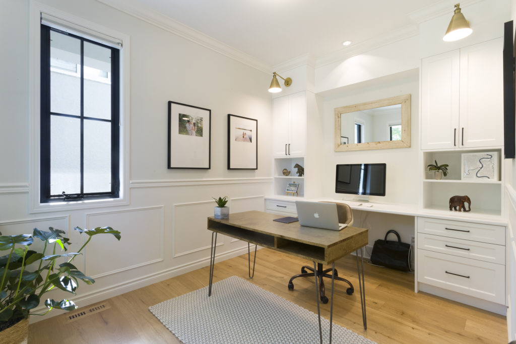 Home office by Hardwood Design Builders Ltd. – Winnipeg, MB